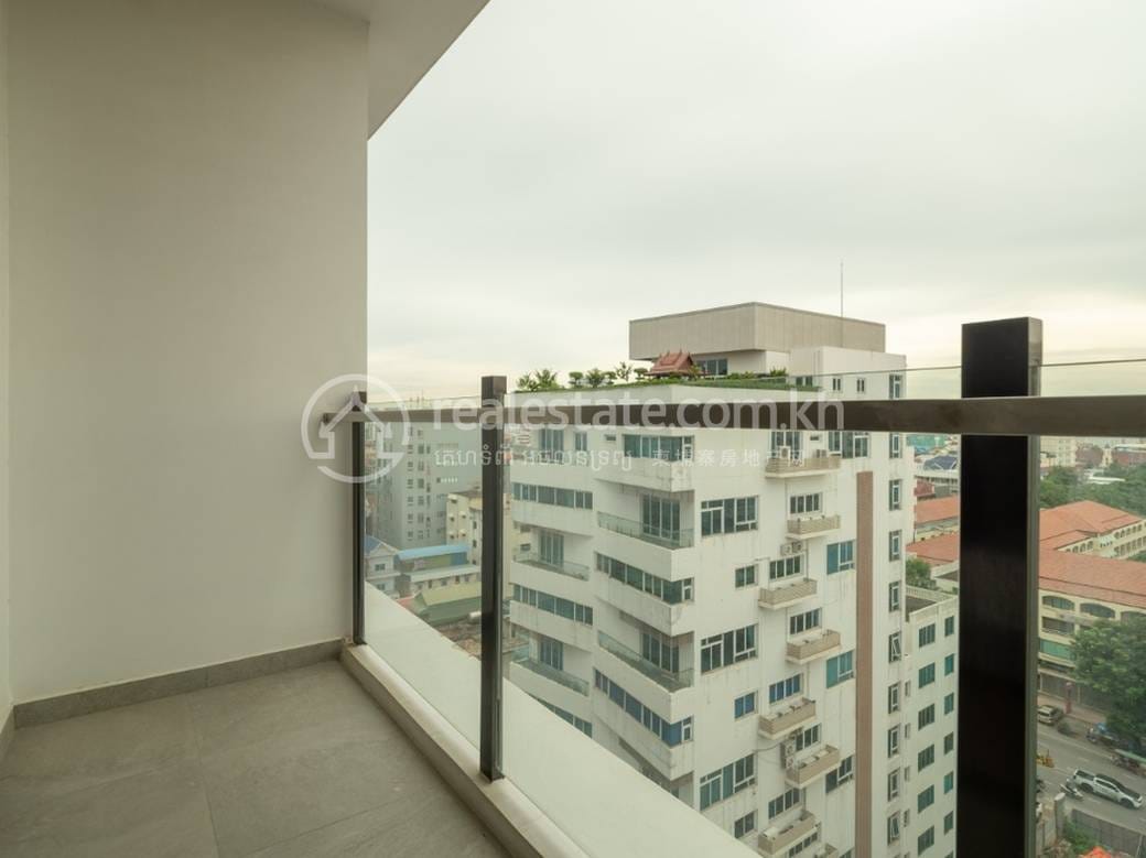 2 Bedrooms Apartmán se službami K pronájmu for $1,200