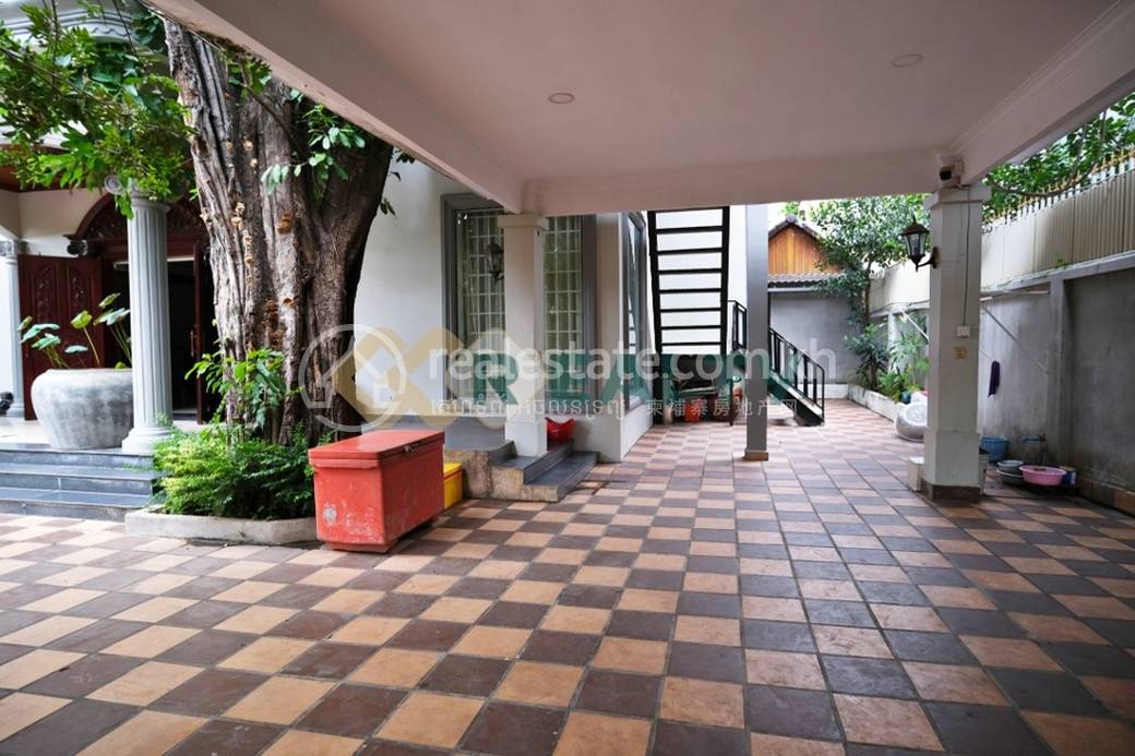240 sqm Living Size Vila K pronájmu in Toul Kork
