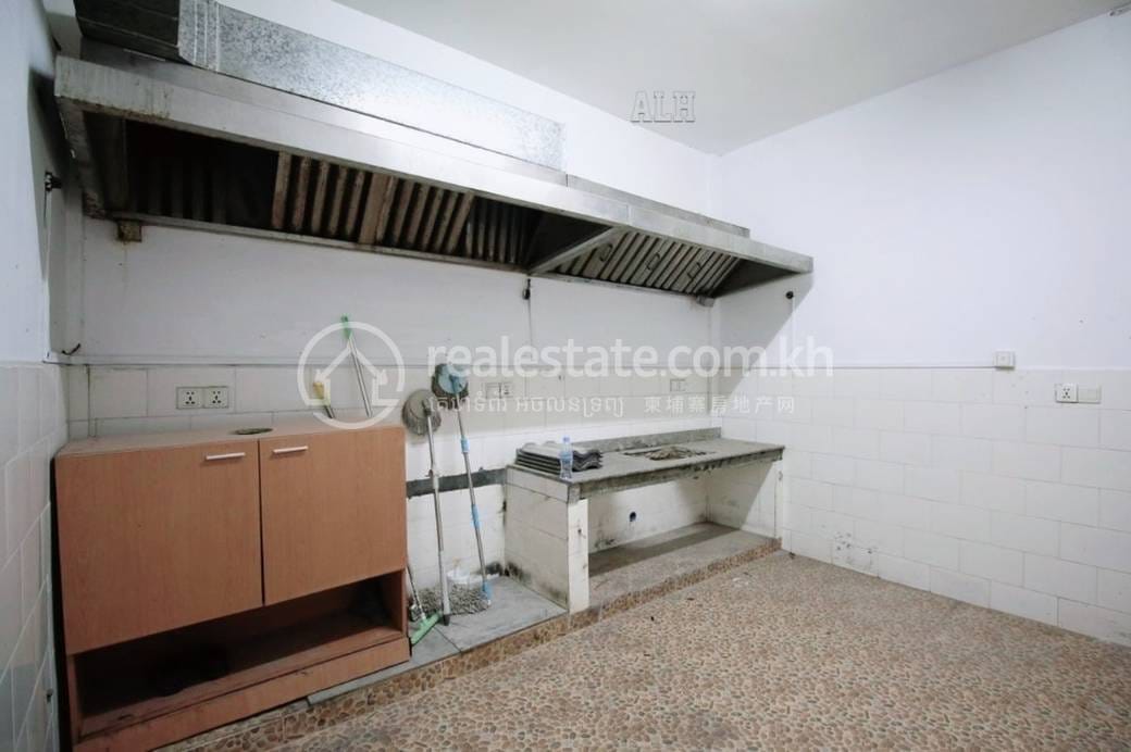 Daun Penh Shophouse For Rent in Daun Penh