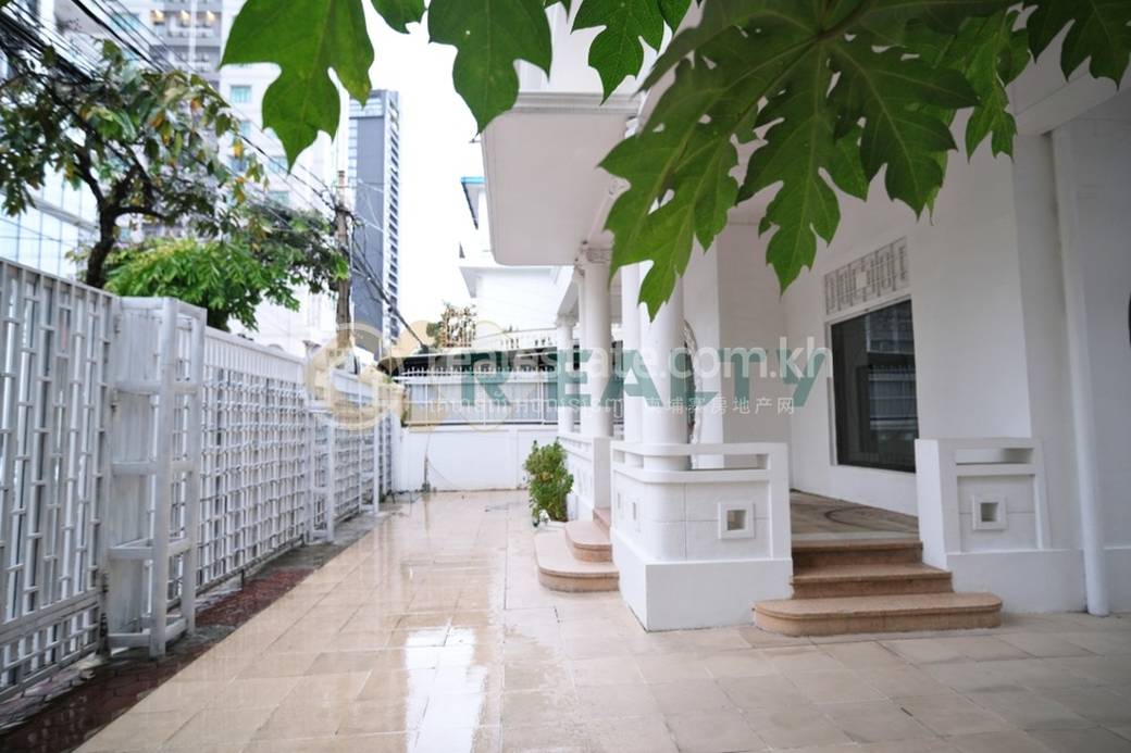 Villa For Rent with 8 Parking Space
