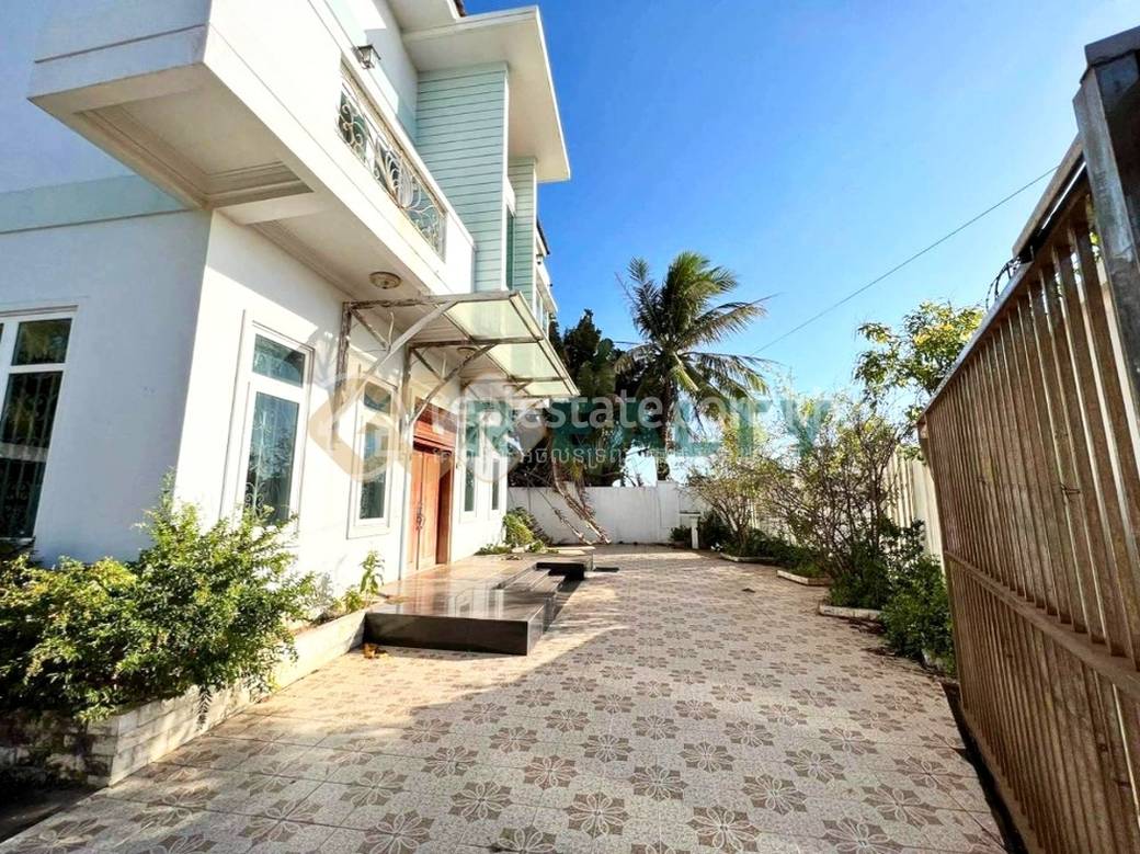 135 sqm Living Size Villa For Sale in Kep