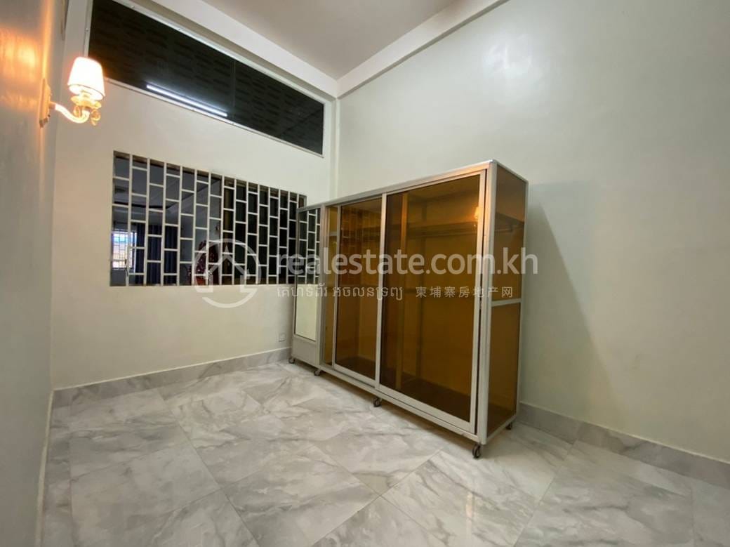 Maison-boutique À louer à Chamkarmon $950