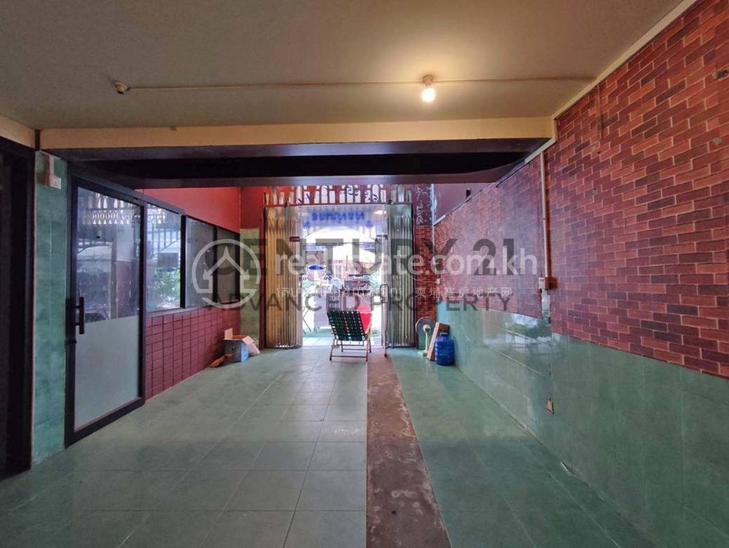 6 Bedrooms Flat For Sale for $325,000