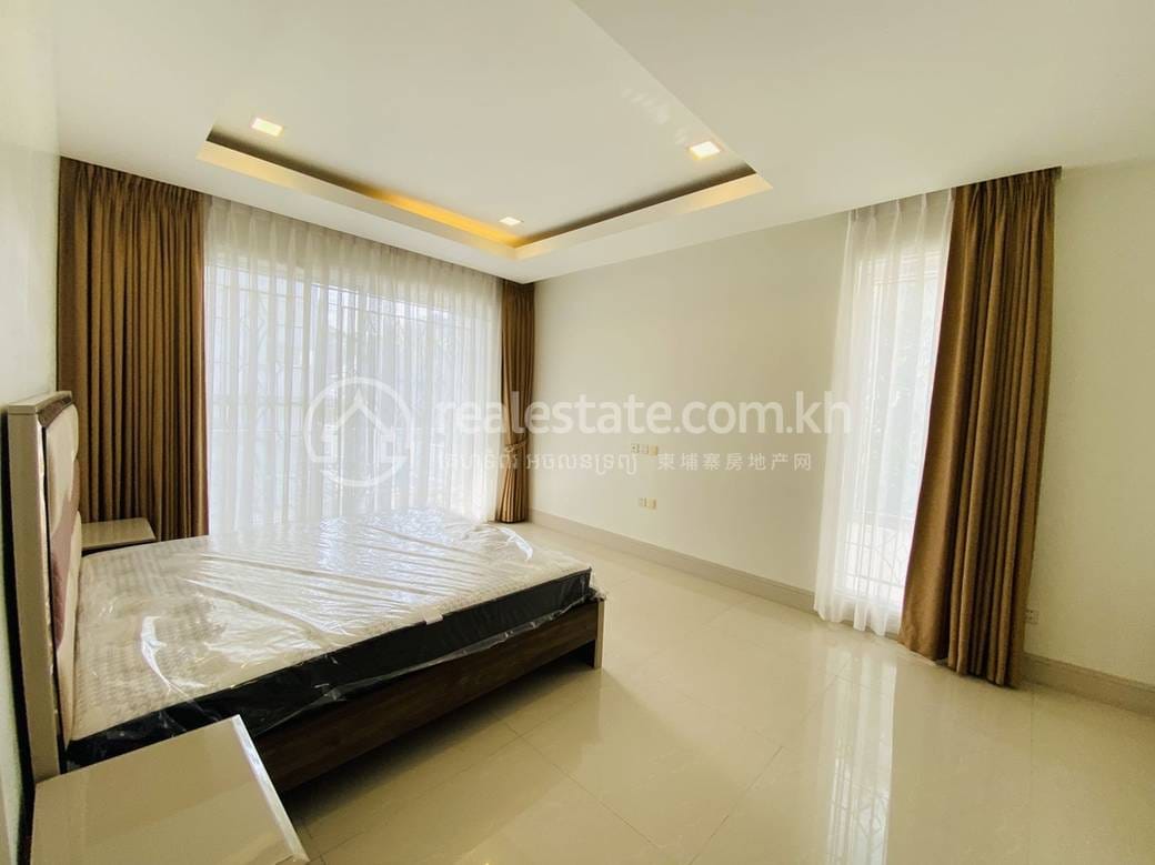 500 sqm Living Size Villa For Rent in Chbar Ampov
