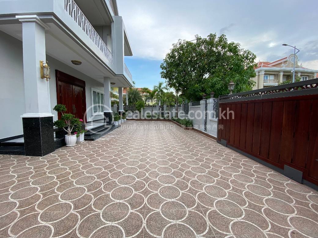 200 sqm Living Size Вилла Для Аренды in Chamkarmon