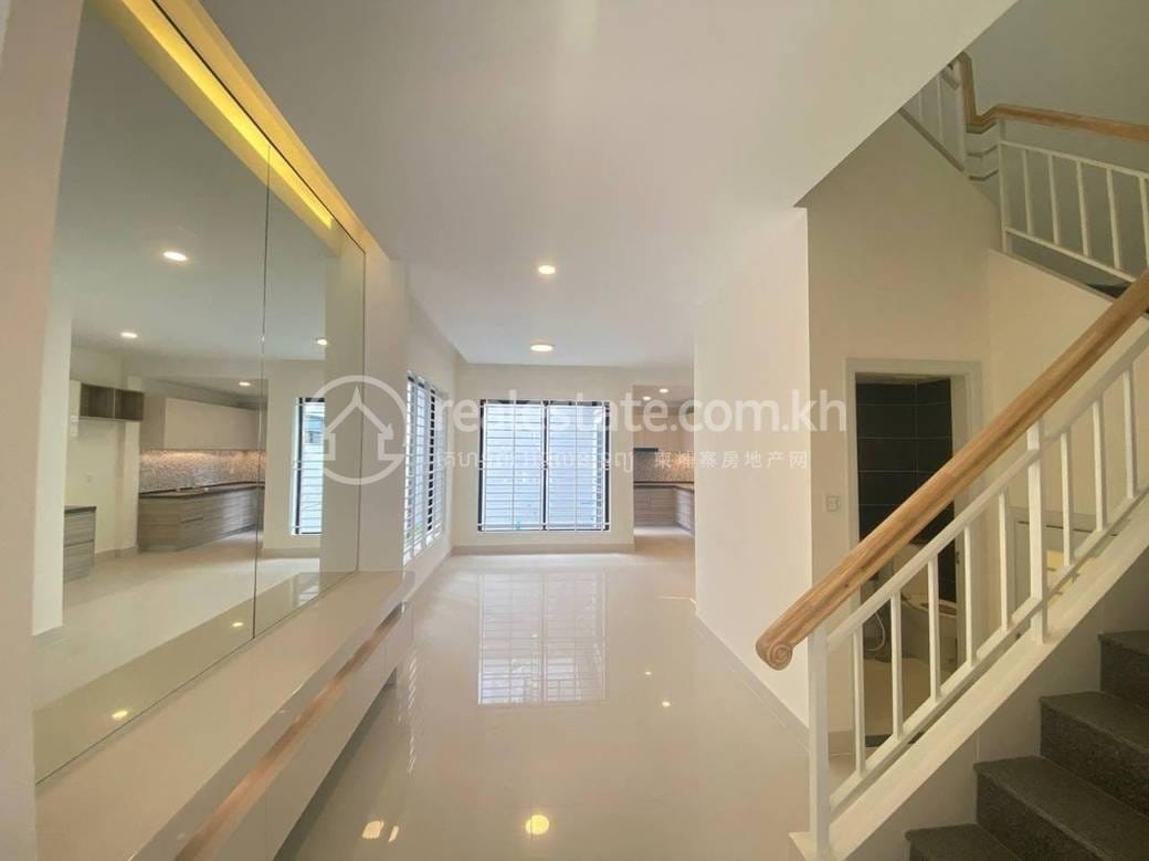 ลิงก์เฮ้าส์ สำหรับเช่า ใน Chbar Ampov $700