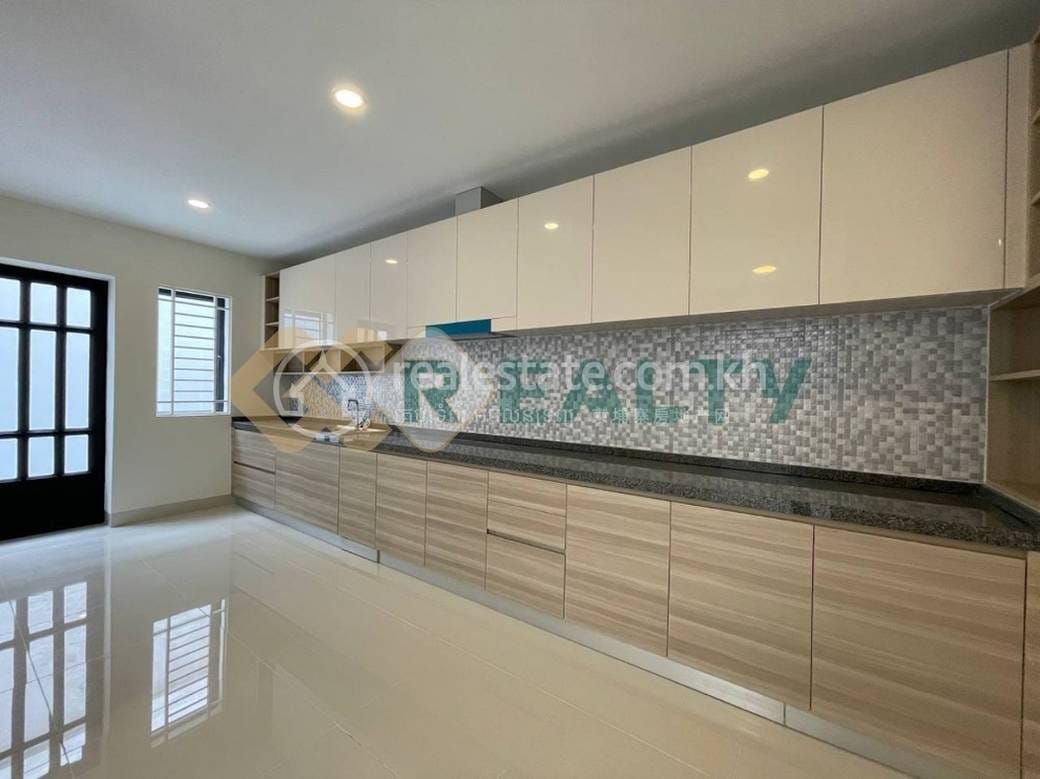 วิลล่าแฝด สำหรับขาย ใน Chbar Ampov $350,000