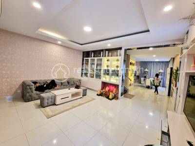 72 sqm Living Size Twin Villa For Sale in Chbar Ampov