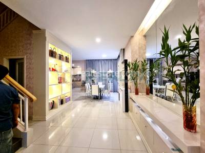 Twin Villa For Sale in Chbar Ampov $370,000