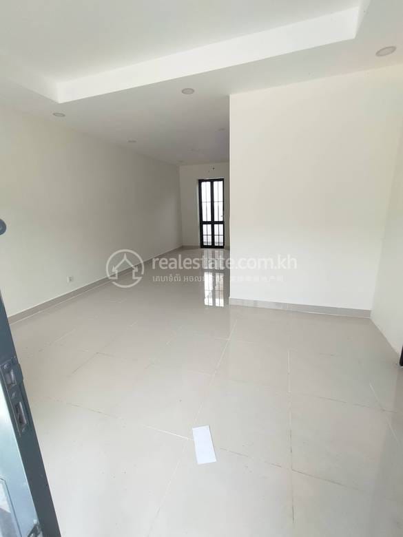 288 sqm Living Size Shophouse For Sale in Chroy Changvar