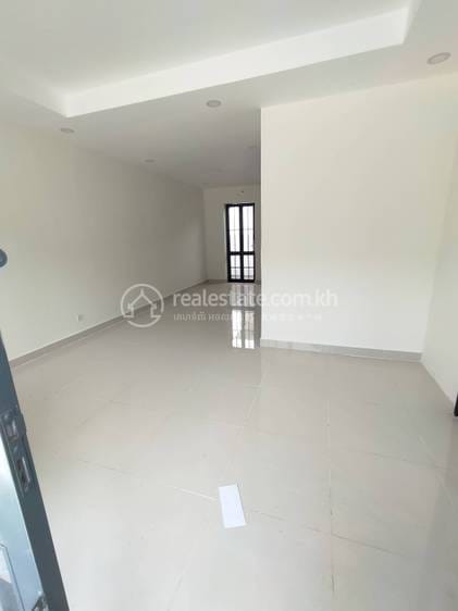 288 sqm Living Size Shophouse For Sale in Chroy Changvar