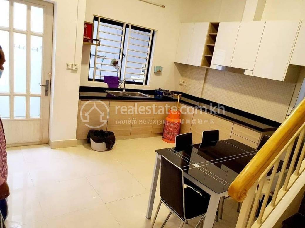 Maison mitoyenne À louer à Chbar Ampov $750