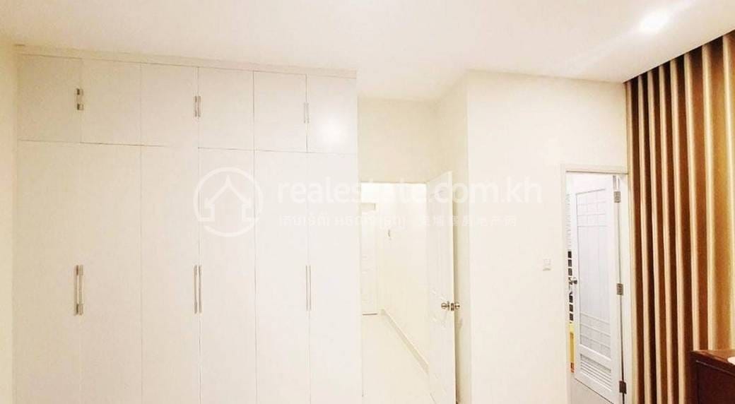 วิลล่าแฝด สำหรับขาย ใน Chbar Ampov $350,000