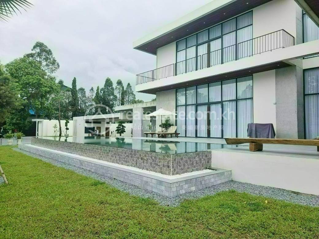 1,100 sqm Living Size Vila For Sale & Rent in Chbar Ampov
