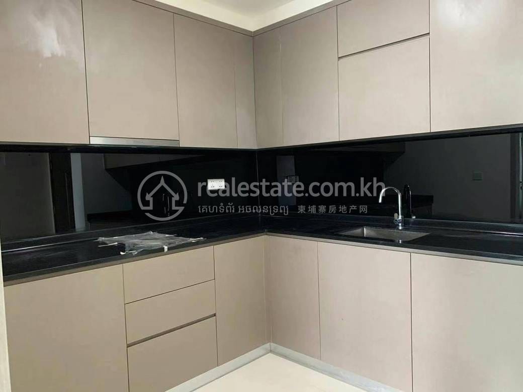 $900 Condo