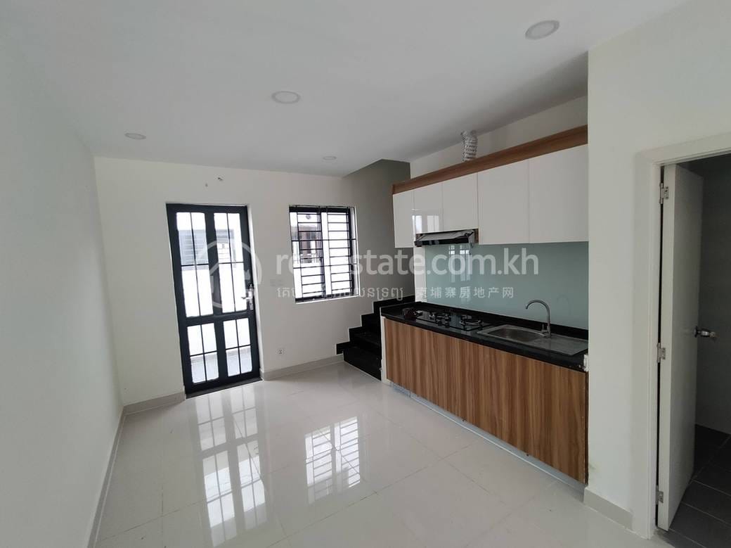 Shophouse For Sale with 2 Parking Space
