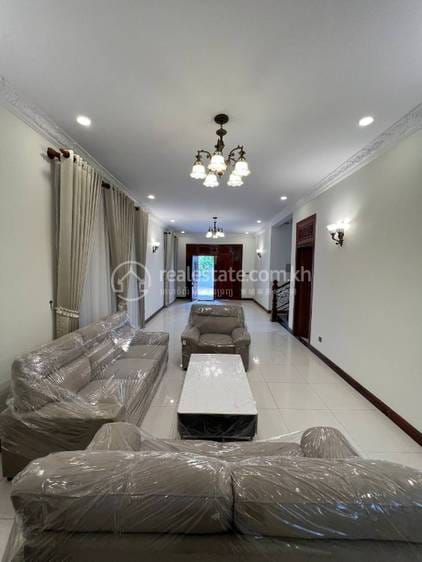 8 Bedrooms Villa For Rent for $3,500