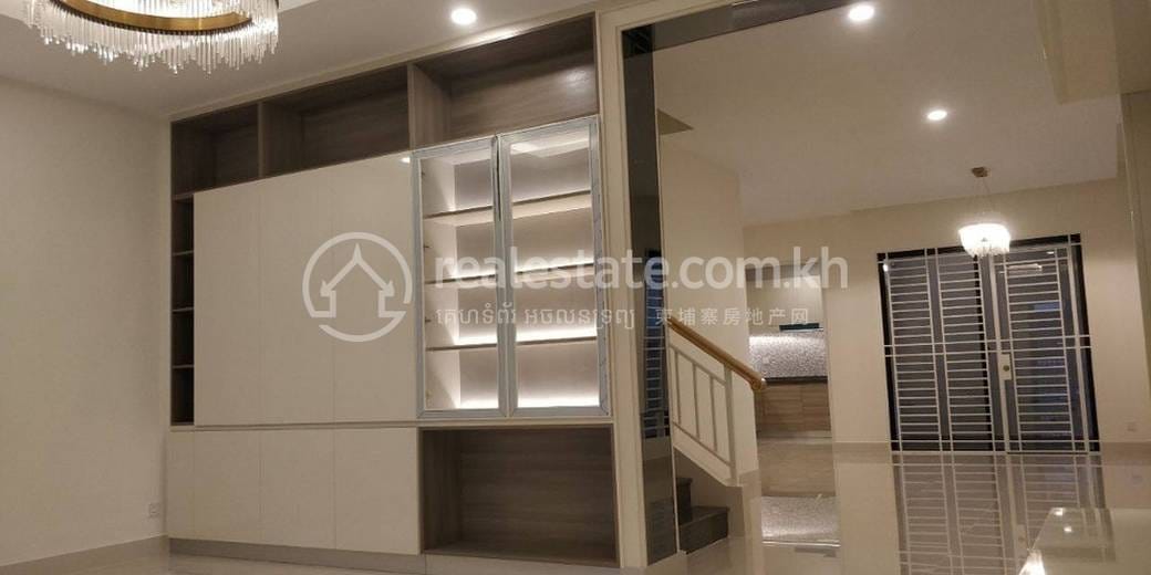 วิลล่าแฝด สำหรับขาย ใน Chbar Ampov $293,700