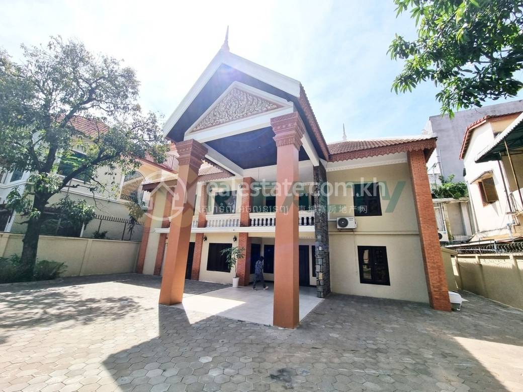 Villa For Rent with 8 Parking Space