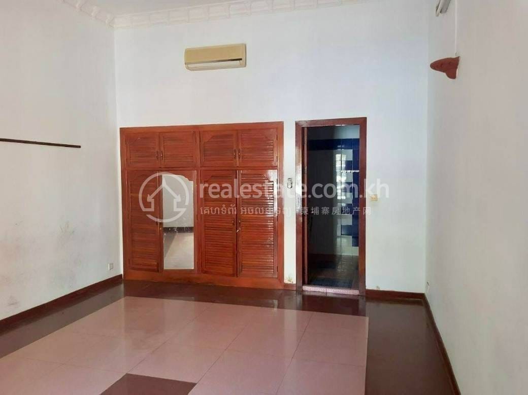 7 Bedrooms House and lot For Rent for $4,000
