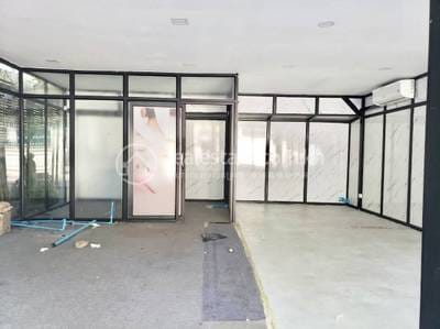 Zařízeno Shophouse K pronájmu