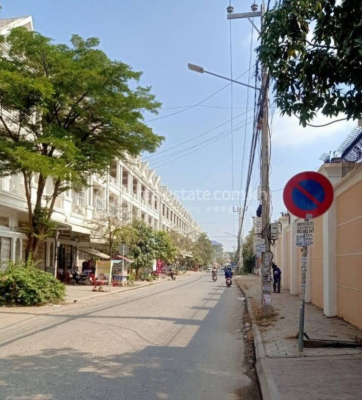 ផ្ទះល្វែង សំរាប់លក់ ទំហំផ្ទះ 64 ម៉ែត្រការ៉េ នៅSen Sok