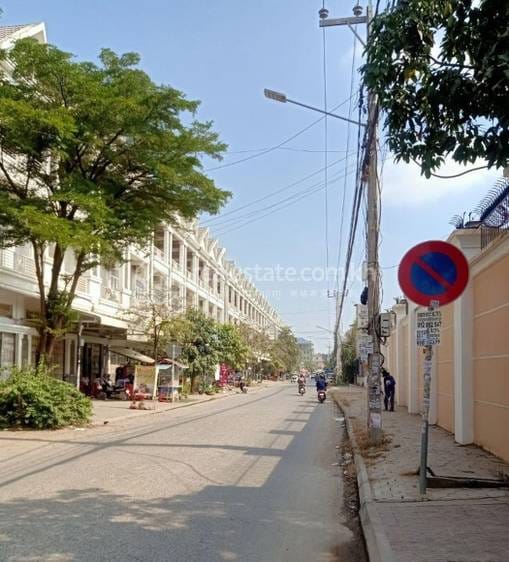 ផ្ទះល្វែង សំរាប់លក់ ទំហំផ្ទះ 64 ម៉ែត្រការ៉េ នៅSen Sok