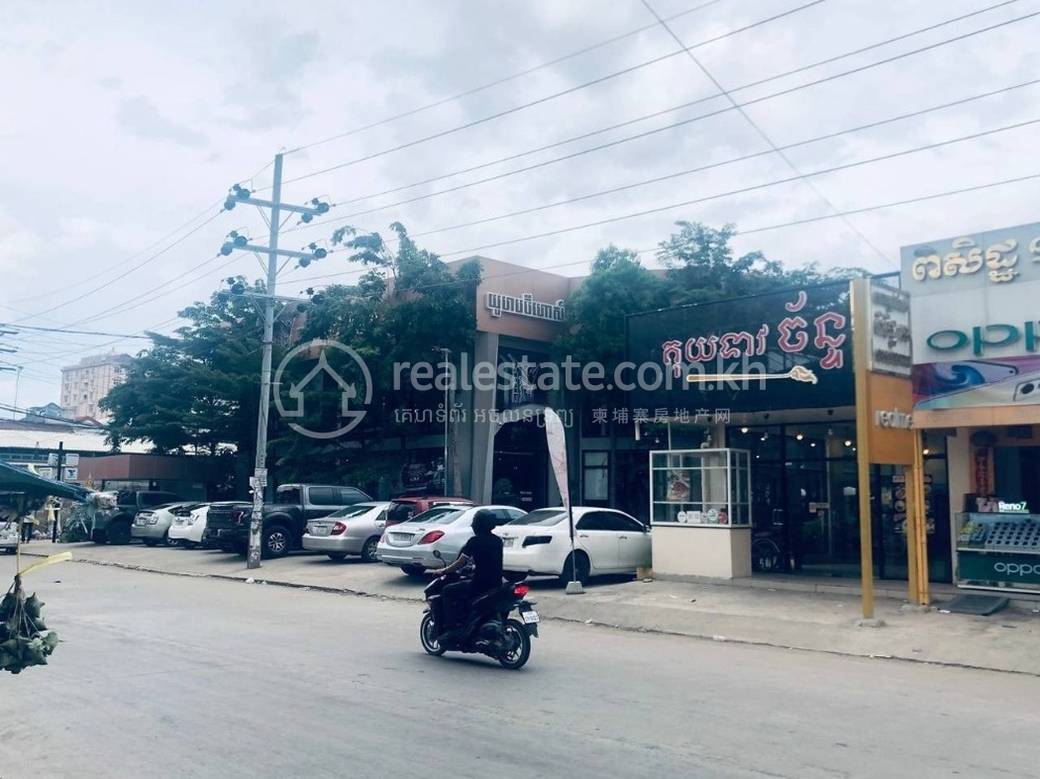带2个停车位的House and lot出售