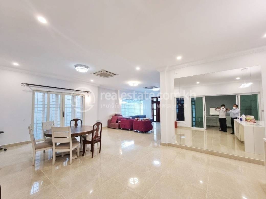 308 sqm Land Size Vila K pronájmu