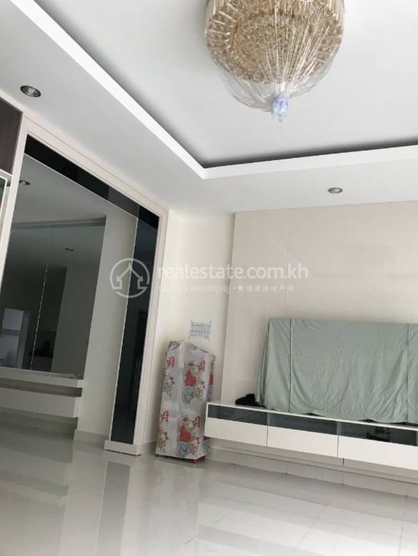 带2个停车位的House and lot出售