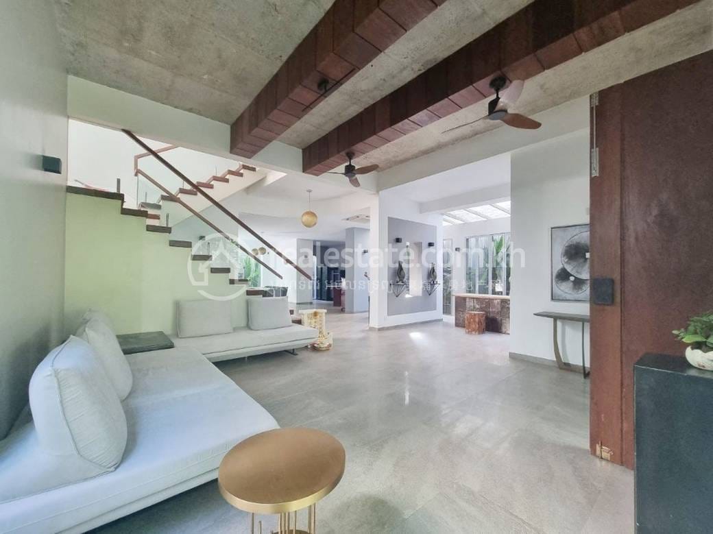 Villa À louer de 377 m² de terrain