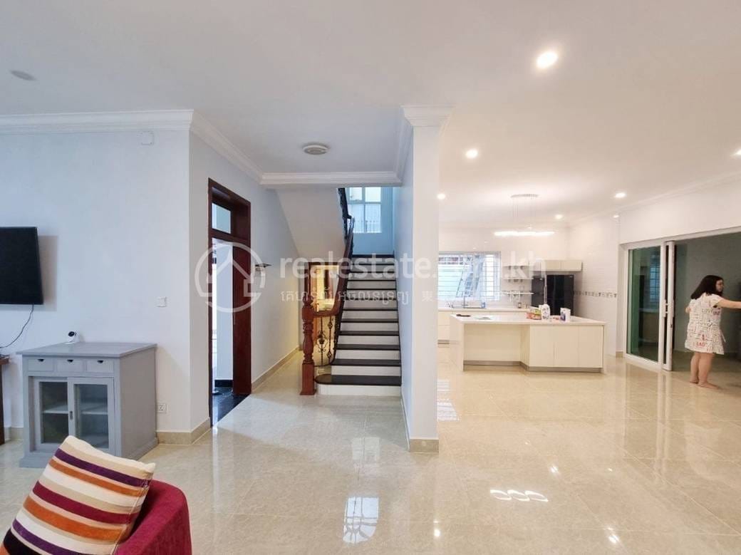 380 sqm Living Size Vila K pronájmu in Chamkarmon