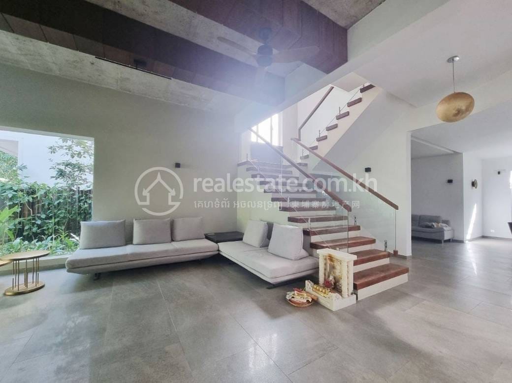 Villa À louer de 378 m² habitables à Chbar Ampov
