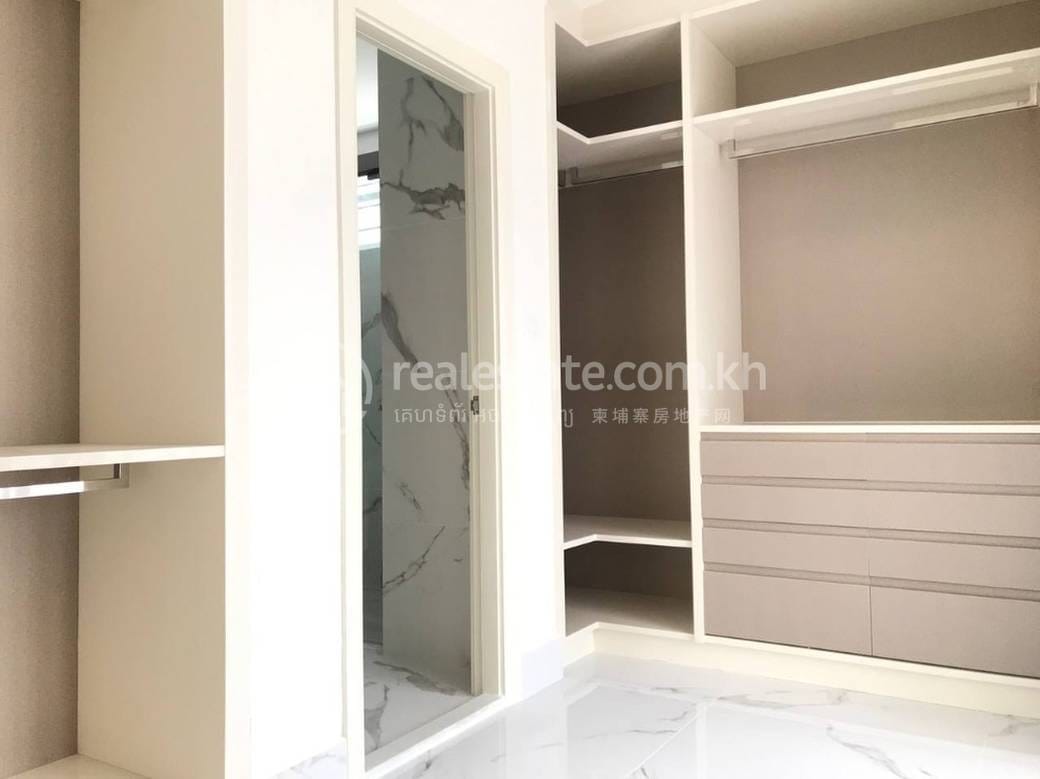 Chbar Ampov别墅出售，价格$2,250,000