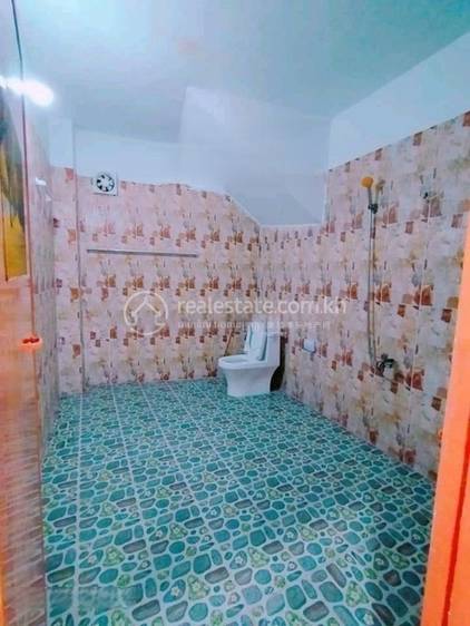 ឃ្លាំង សំរាប់លក់ មានកន្លែងចតរថយន្ត 2