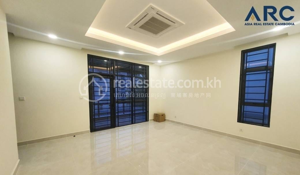6 Bedrooms Villa For Sale for $545,000