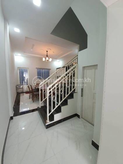 House and lot សំរាប់លក់ ទំហំផ្ទះ 50 ម៉ែត្រការ៉េ នៅChbar Ampov