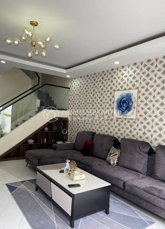 House and lot សំរាប់លក់ នៅChbar Ampov តម្លៃ $160,000