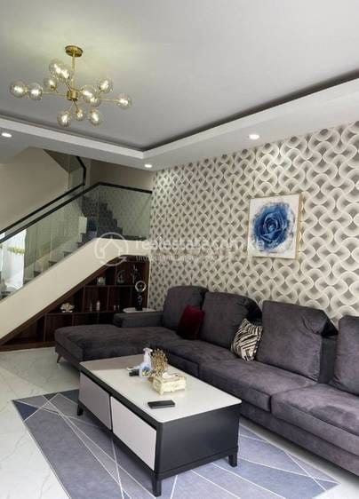 House and lot សំរាប់លក់ នៅChbar Ampov តម្លៃ $160,000