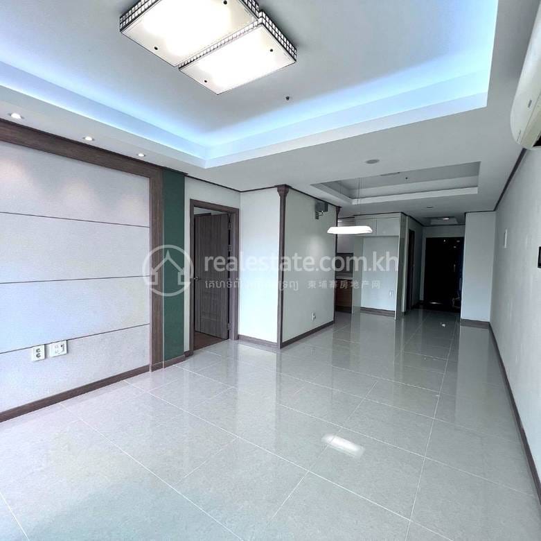 De Castle Royal Condominium | Apartment For Sale with 1 Parking Space