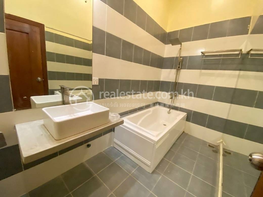 Flat For Sale in Phsar Chas, Daun Penh, Phnom Penh