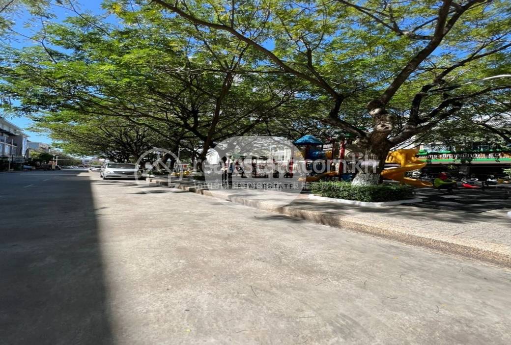 Shophouse Na prodej in Chbar Ampov $385,000