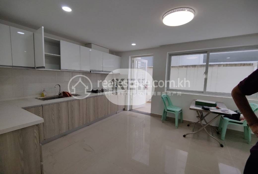 Flat House Na sprzedaż w Chroy Changvar $270,000