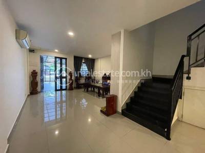Phnom Penh Thmey, Сен Сок, Пномпень