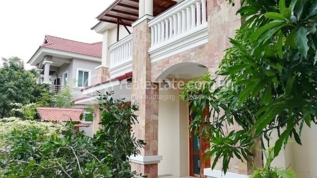 Villa À louer de 416 m² de terrain