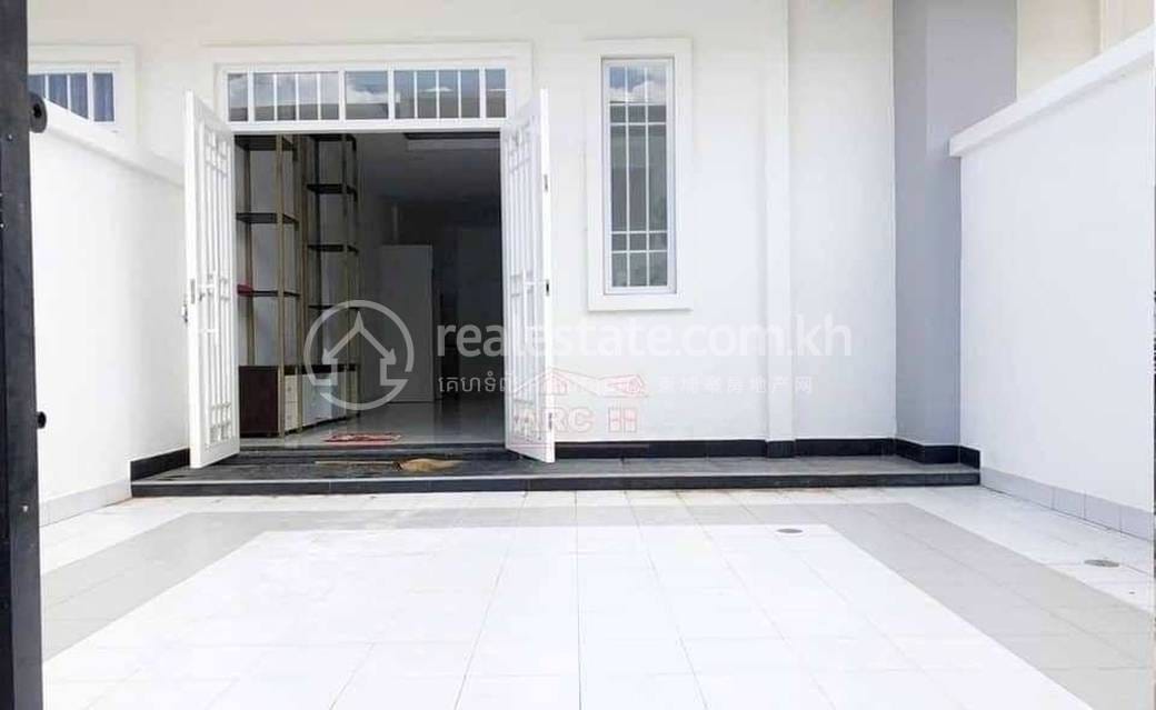 វីឡា សំរាប់លក់ នៅChroy Changvar តម្លៃ $72,500