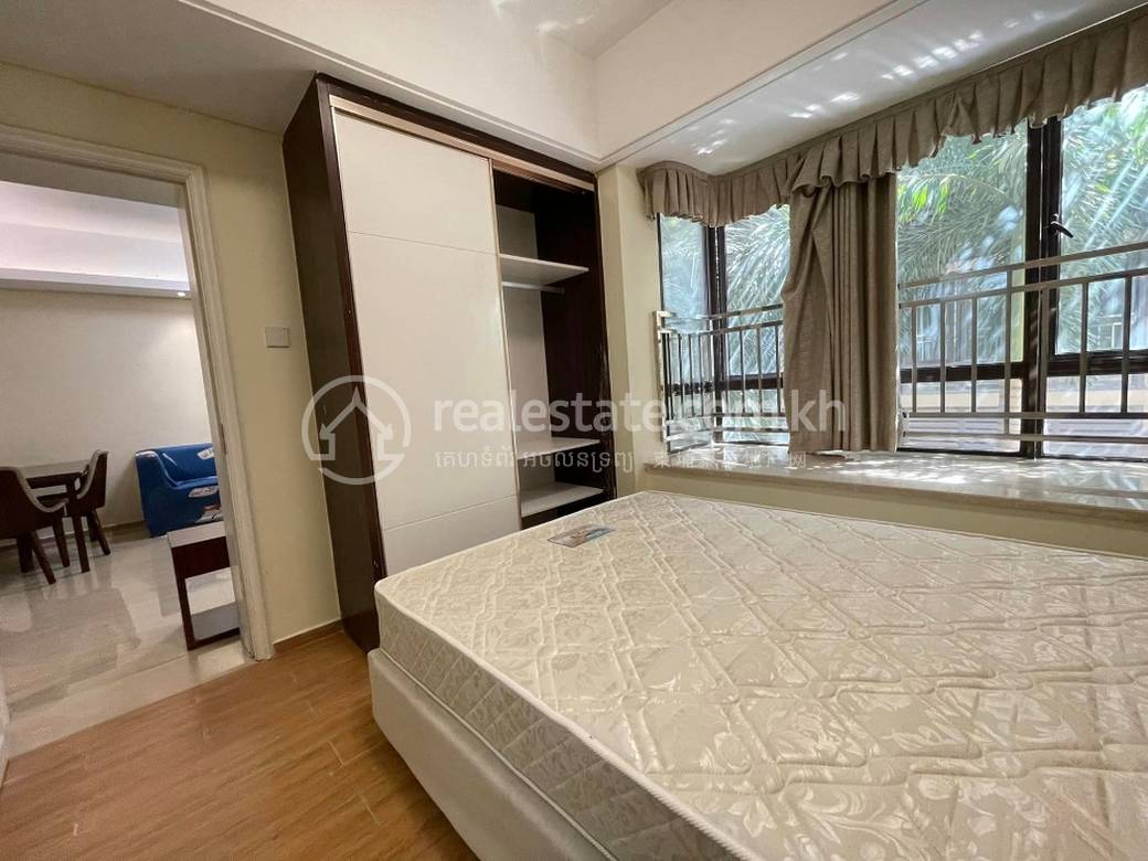 แฟลต ราคา $300