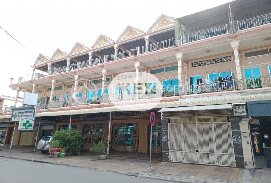 Maison mitoyenne À vendre à Tuek L'ak 1, Toul Kork, Phnom Penh