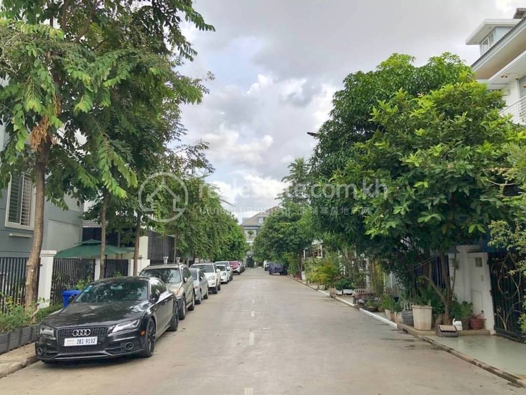 Řadový dům K pronájmu in Tuek Thla, Sen Sok, Phnom Penh