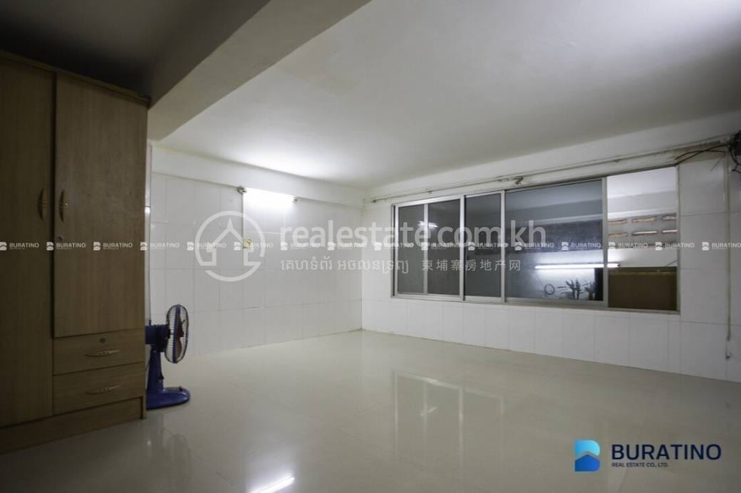 แฟลตเฮ้าส์ สำหรับขาย ใน Daun Penh $95,000